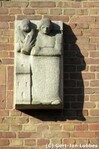 Rechter reliëf: vrouw met kind tussen gebouwen
<br/>
Gert-Jan Lobbes, 2018